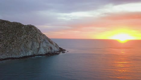 Hermoso-Amanecer-En-La-Orilla-Del-Parque-Nacional-De-Cabo-Pulmo-En-Baja-California,-México