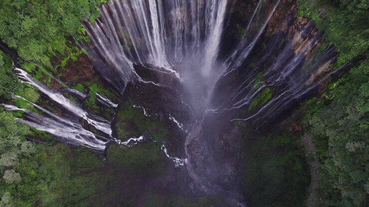 adembenemende gelaagde duizend watervallen tumpak sewu in oost-java, vanuit de lucht