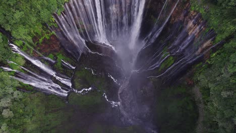 Impresionantes-Mil-Cascadas-Escalonadas-Tumpak-Sewu-En-El-Este-De-Java,-Antena