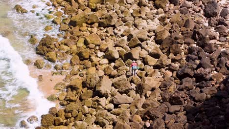 Fischer-Zu-Fuß-Auf-Felsen-Am-Ufer