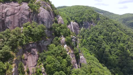 Una-Excelente-Toma-Aérea-De-La-Vegetación-Que-Rodea-La-Nuez-De-Nogal-Cae-En-Chimney-Rock,-Carolina-Del-Norte-1