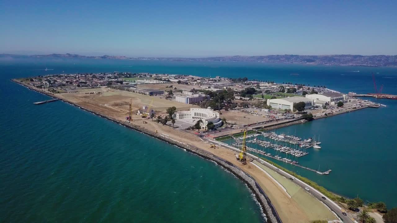 저장 청록색 푸른 바다 물결 카메라 홀드 스틸로 둘러싸인 보물섬 샌프란시스코 베이 지역의 4k 공중 무인 항공기보기