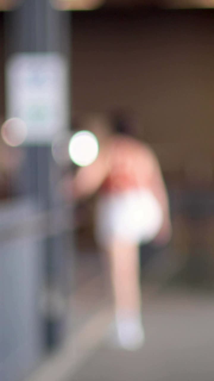 personas borrosas caminando por la ciudad