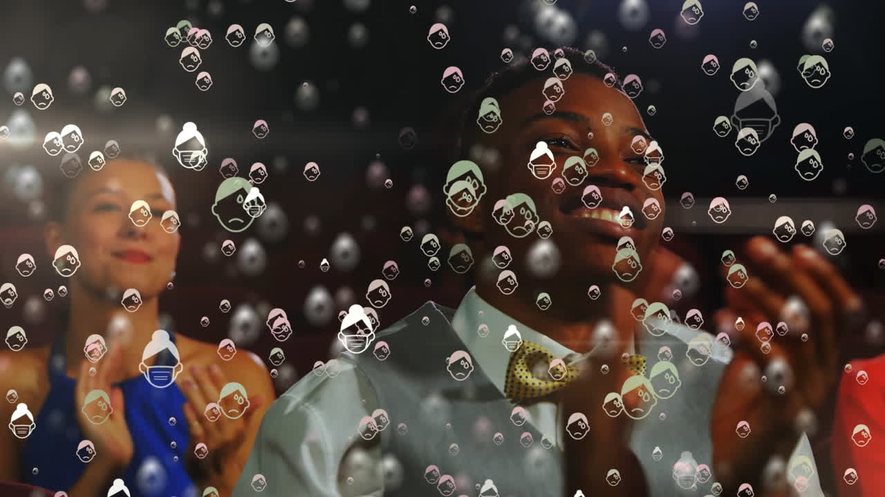 mujer con icona de máscara facial contra personas que aplauden en el teatro