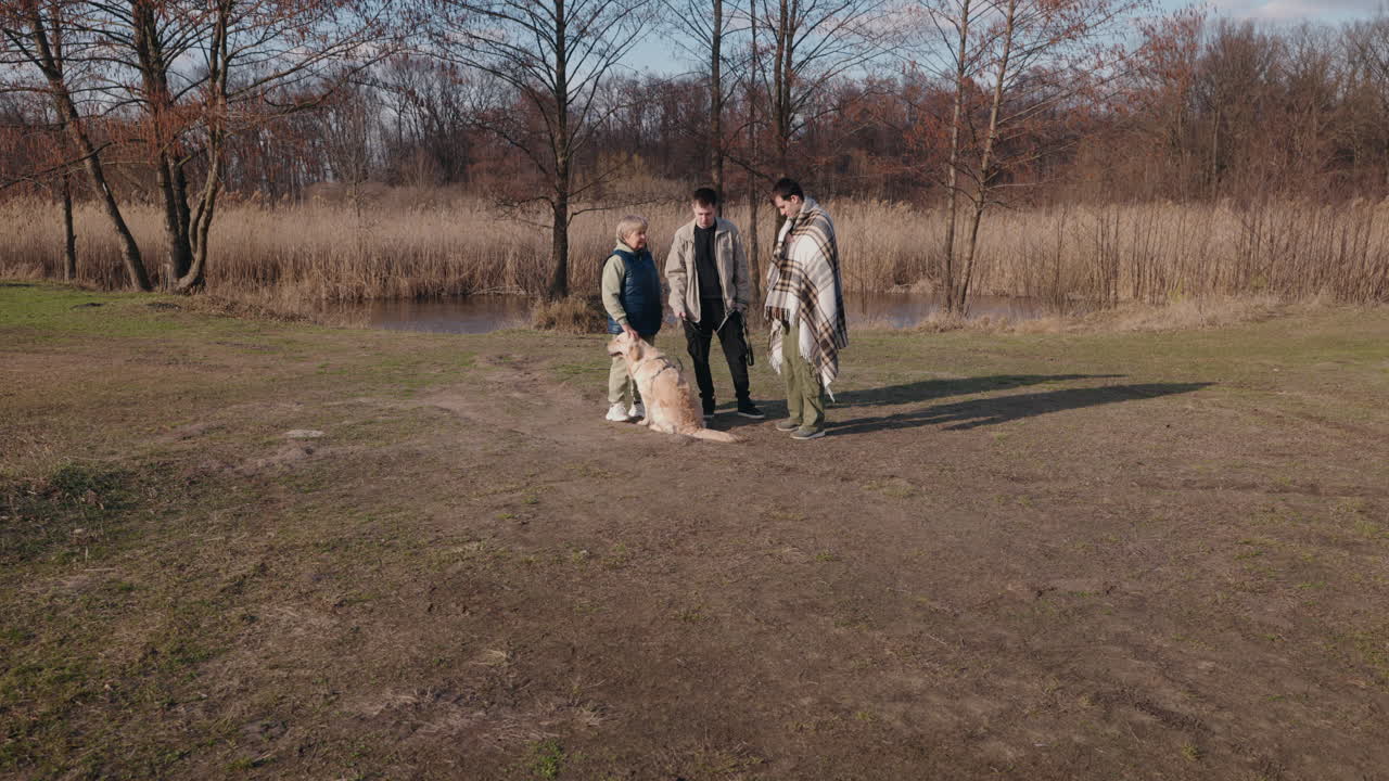 강변에서 개와 함께 가족 산책