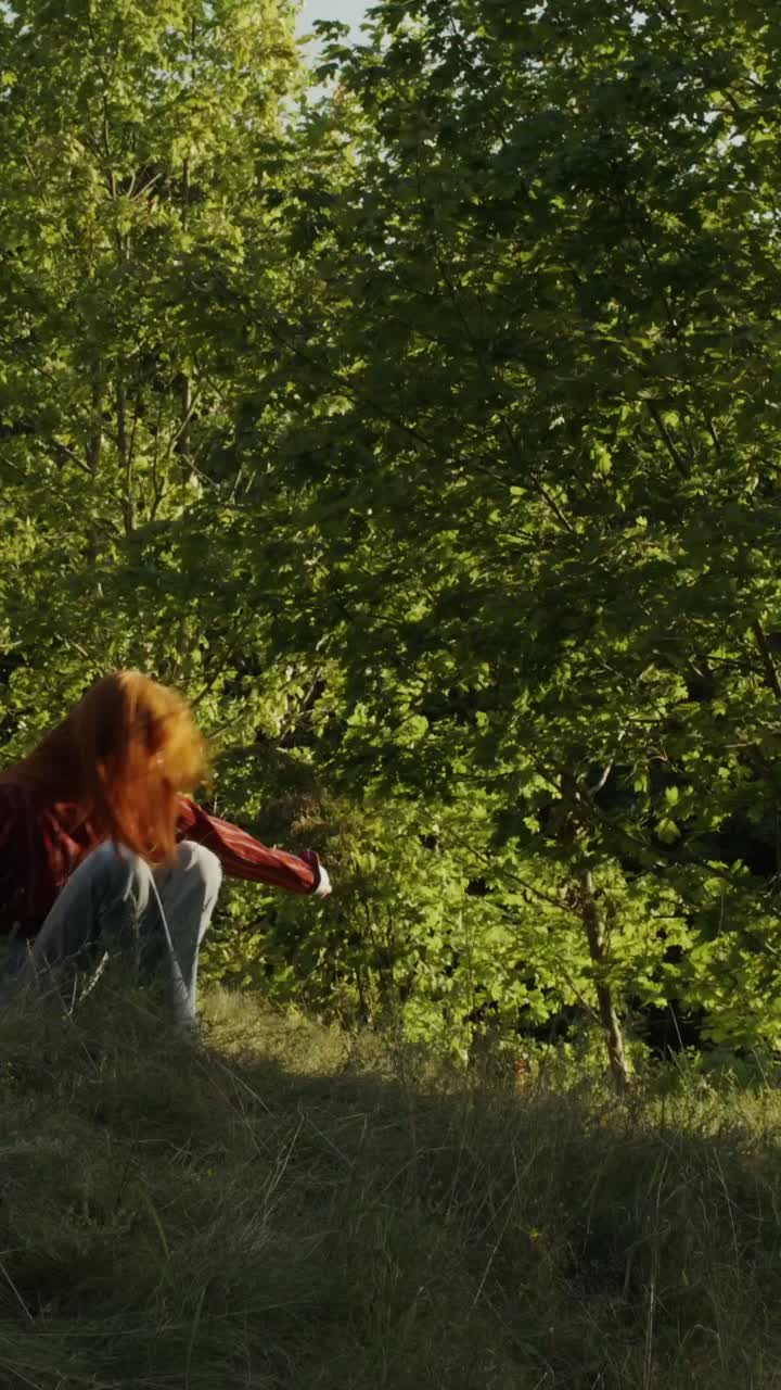 숲 에서 휴식 하는 부부