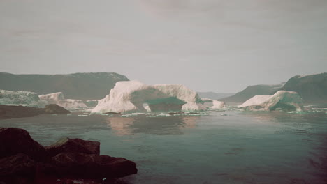 Gigantescas-Estructuras-De-Bloques-De-Hielo-En-La-Arena-Negra-Junto-A-La-Orilla-Del-Mar