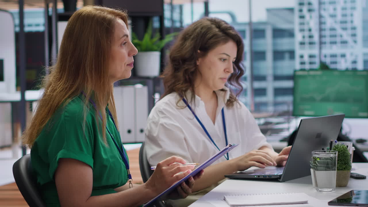 equipo de empleadores interrogando al solicitante de empleo durante la entrevista en el departamento de recursos humanos