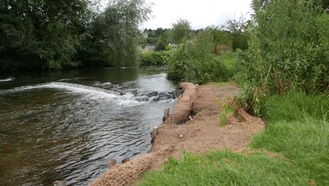 tapis anti-érosion en place le long de la rivière wye