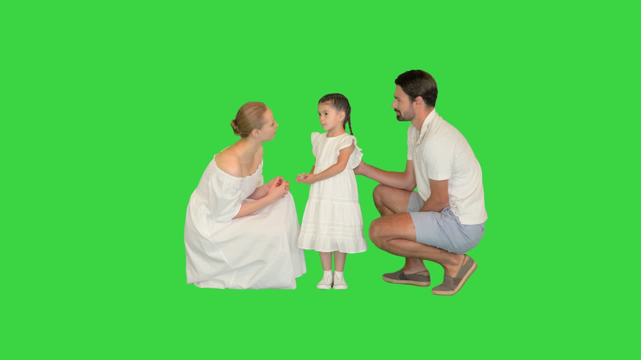 행복한 딸이 초록색 화면에서 부모님과 이야기하고, 크로마 키