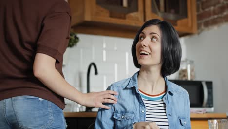 Vídeo-De-Pareja-De-Lesbianas-En-La-Cocina-Durante-El-Desayuno.