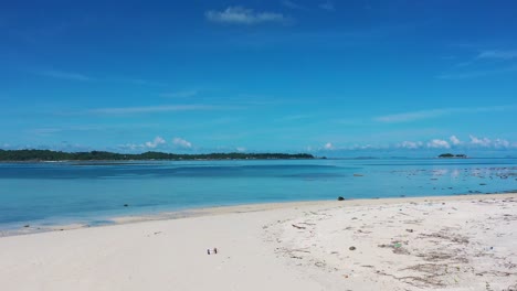 Antenne-Eines-Paares,-Das-Auf-Einer-Abgelegenen-Insel-Mit-Unberührtem-Weißem-Sandstrand-In-Belitung,-Indonesien,-Campt