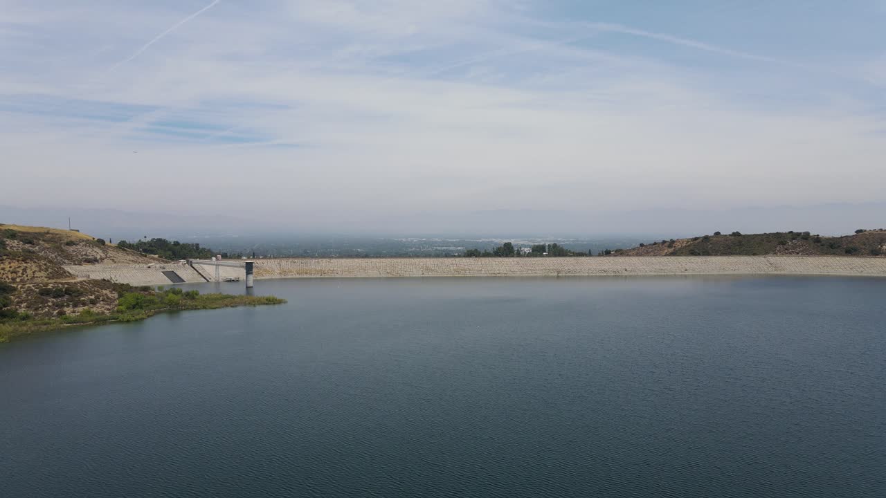 vista aérea del embalse en las montañas