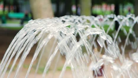 Wasserschwall-Im-Brunnen.-Wasserspritzer-Im-Straßenbrunnen-Im-Stadtgarten