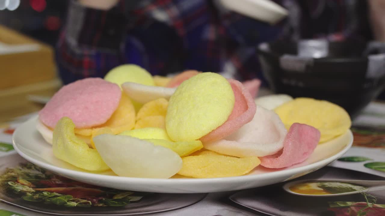 niño comiendo papas fritas de color arroz