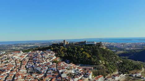 fotografía del castillo en la colina en palmela, portugal
