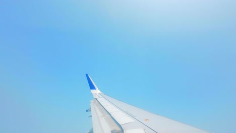 increíble vista del cielo desde la ventana del avión en mumbai