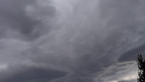 Bedrohliche-Wolken,-Die-über-Ihren-Köpfen-Vorbeiziehen,-Mit-Einem-Lichtschimmer