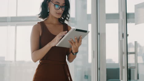 caminando, mujer de negocios y tableta digital
