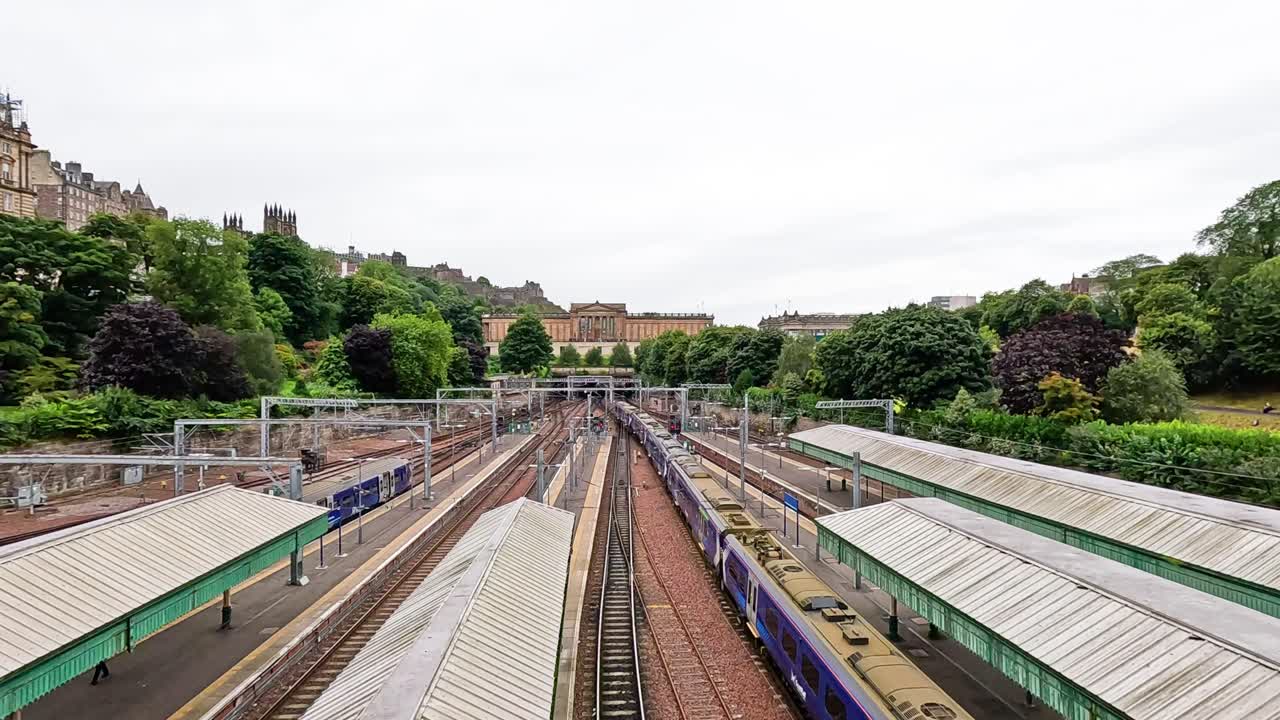 los trenes que pasan por la estación de waverley de edimburgo