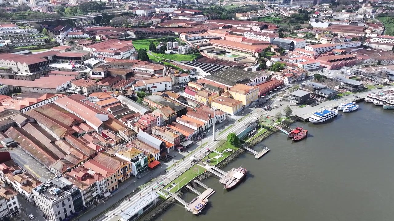 Molo di Gaia a Gaia nel distretto di Porto, Portogallo. Paesaggio urbano costiero. Patrimonio culturale. Scenari del centro storico. Molo di Gaia a Gaia, Portogallo. Attrazione turistica.