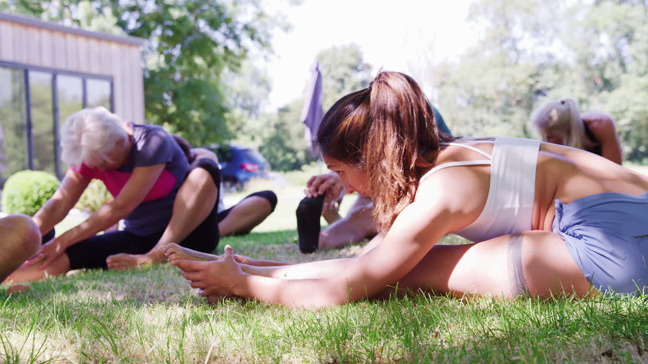 야외 요가 수업을 지도하는 여성 강사