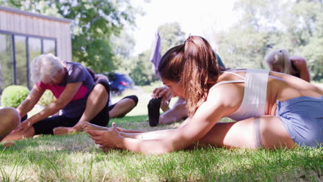 instructora que dirige una clase de yoga al aire libre