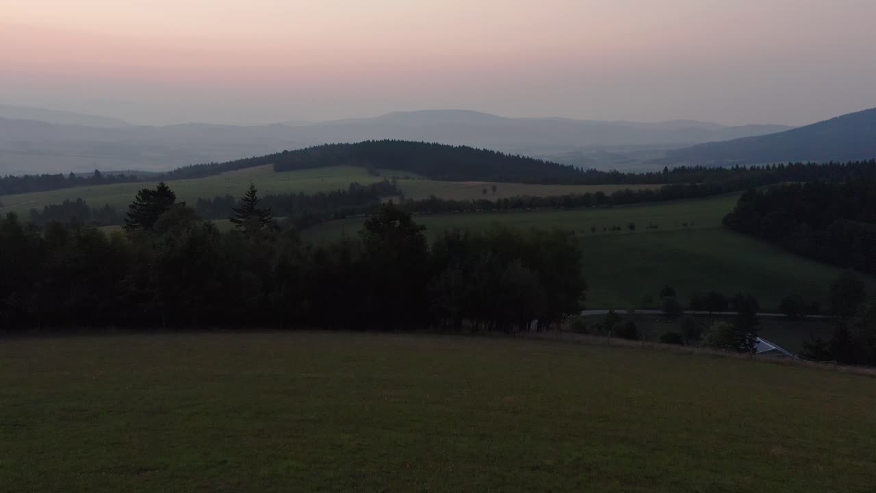 fotografía de un avión no tripulado del amanecer sobre colinas, bosques y montañas en el campo checo