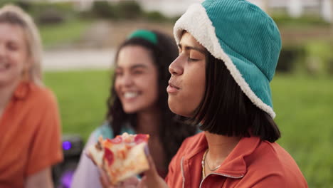 Happy-woman,-friends-and-eating-pizza