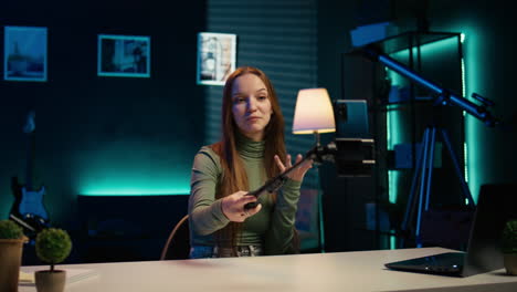 primer plano de un teléfono móvil utilizado por un artista adolescente haciendo un video