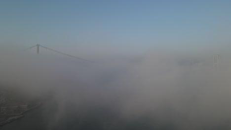 puente en la niebla