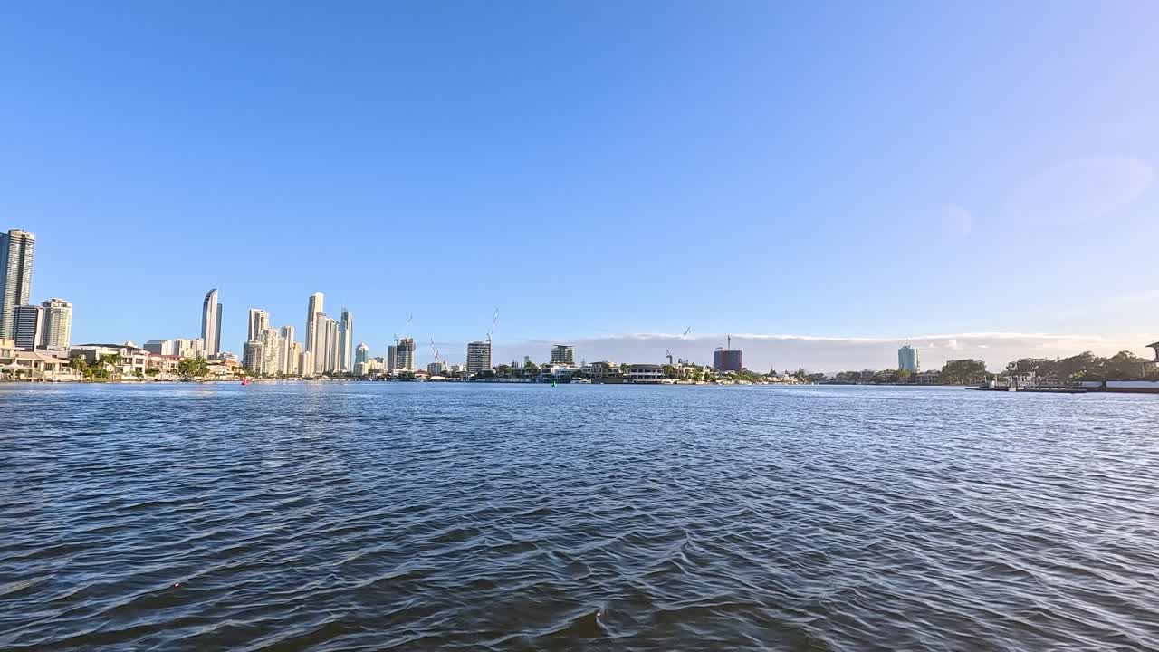 도시 스카이라인을 볼 수 있는 경치 좋은 강 항해