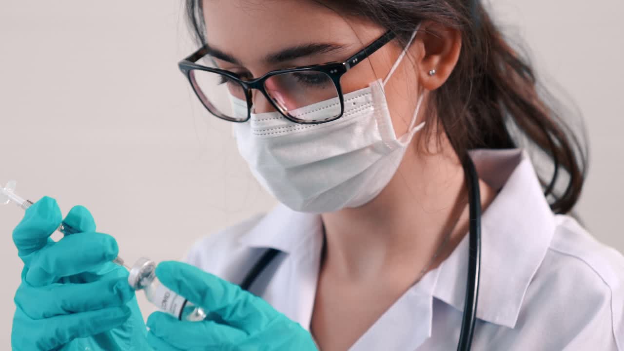 un médico experto prepara la vacuna con competencia antes de la inyección