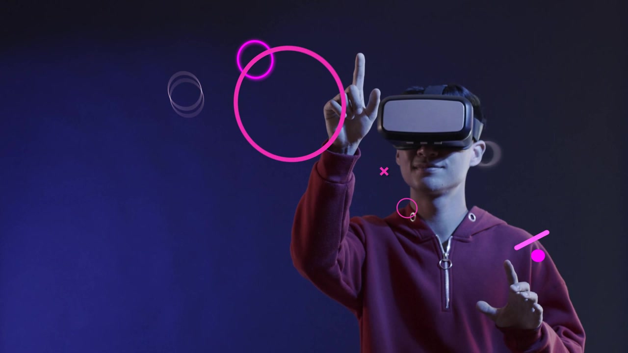 Uomo con visore VR e felpa con cappuccio che nota un punto di tracciamento, controllando grafici tecnologici al neon che mostrano l'interfaccia utente.