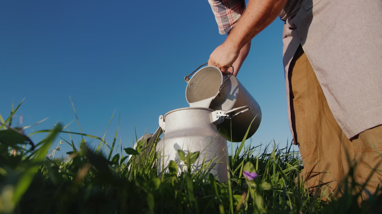 남자는 캔에 우유를 붓는다