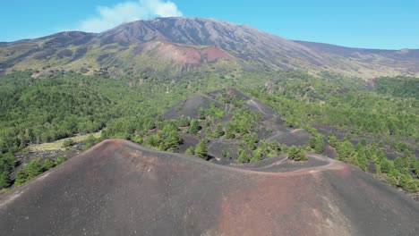 cráteres del monte etna y volcán en sicilia, italia - antena 4k dando vueltas a la derecha