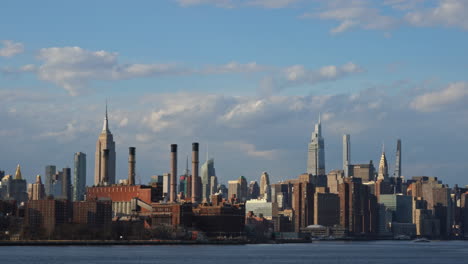 new york city-panorama mit manhattan-skyline über dem east river