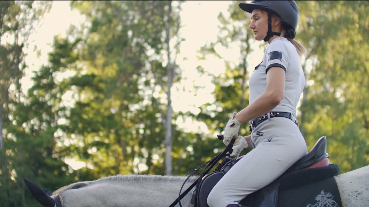 la hembra está montando en su caballo. entrenamiento de habilidades de equitación.