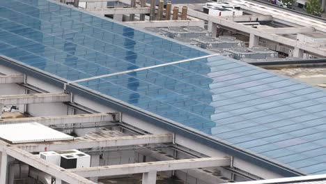 techo de vidrio de un edificio comercial con sistemas de ventilación