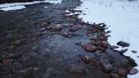 Arroyo-Montaña-Lento-Revelar-En-Invierno-Nieve