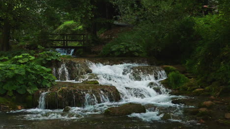 Escena-De-Una-Pequeña-Caída-De-Agua-En-Croacia-Con-Efecto-De-Vértigo