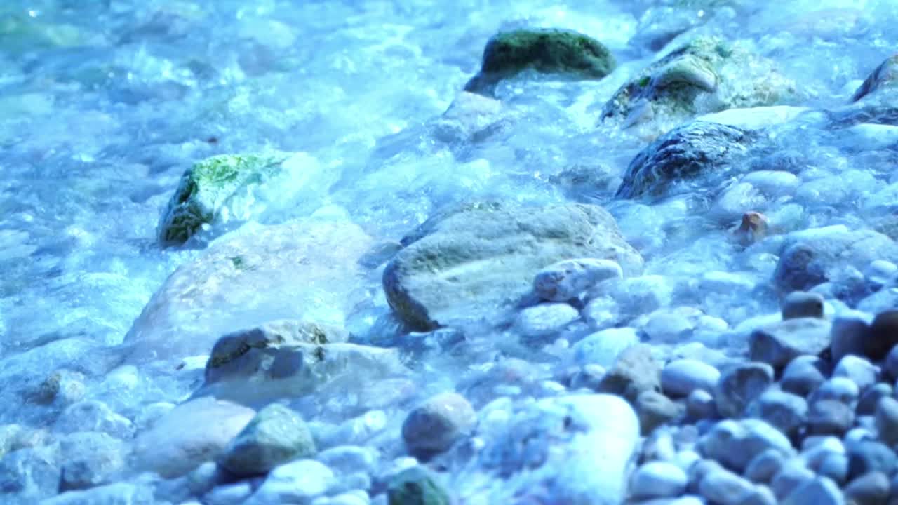 바다의 파도가 프랑스 남부 바위 해변의 더 큰 파일을  ⁇ 고 있습니다.