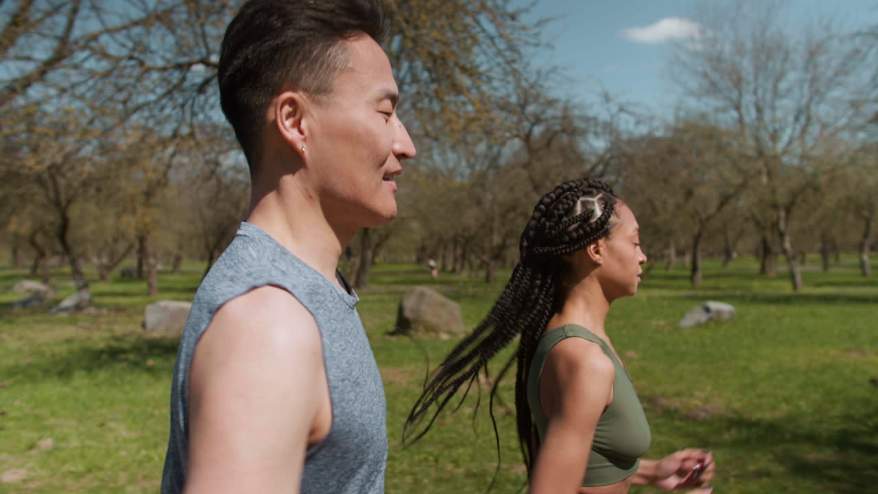 공원에서 달리는 사람들