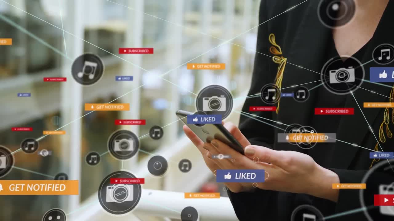 스마트폰을 사용하는 백인 여성에 대한 미디어 아이콘과의 연결 네트워크의 애니메이션