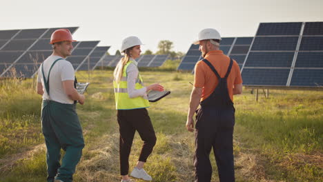 trabajadores de paneles solares en el campo