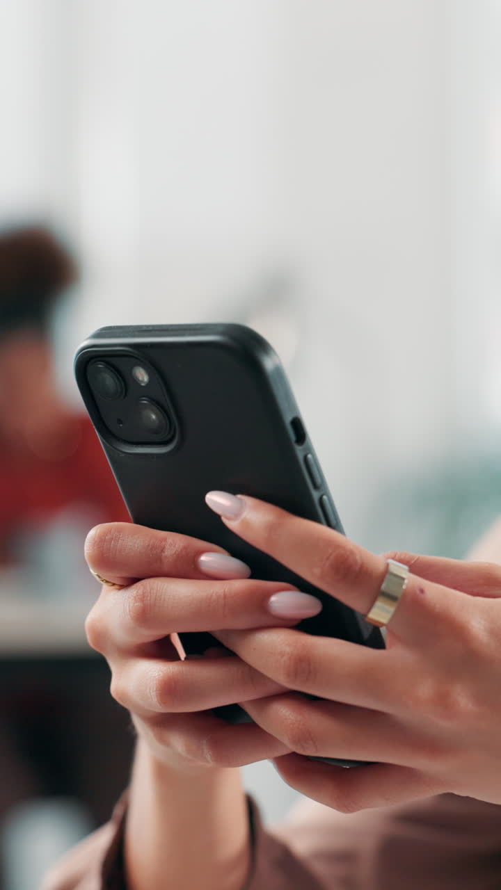 Primo piano delle mani di una donna che usa uno smartphone