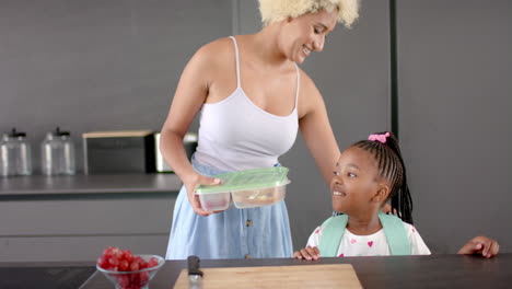 Mamá-E-Hija-Birraciales-Comparten-Un-Momento-En-La-Cocina-Con-Fruta.