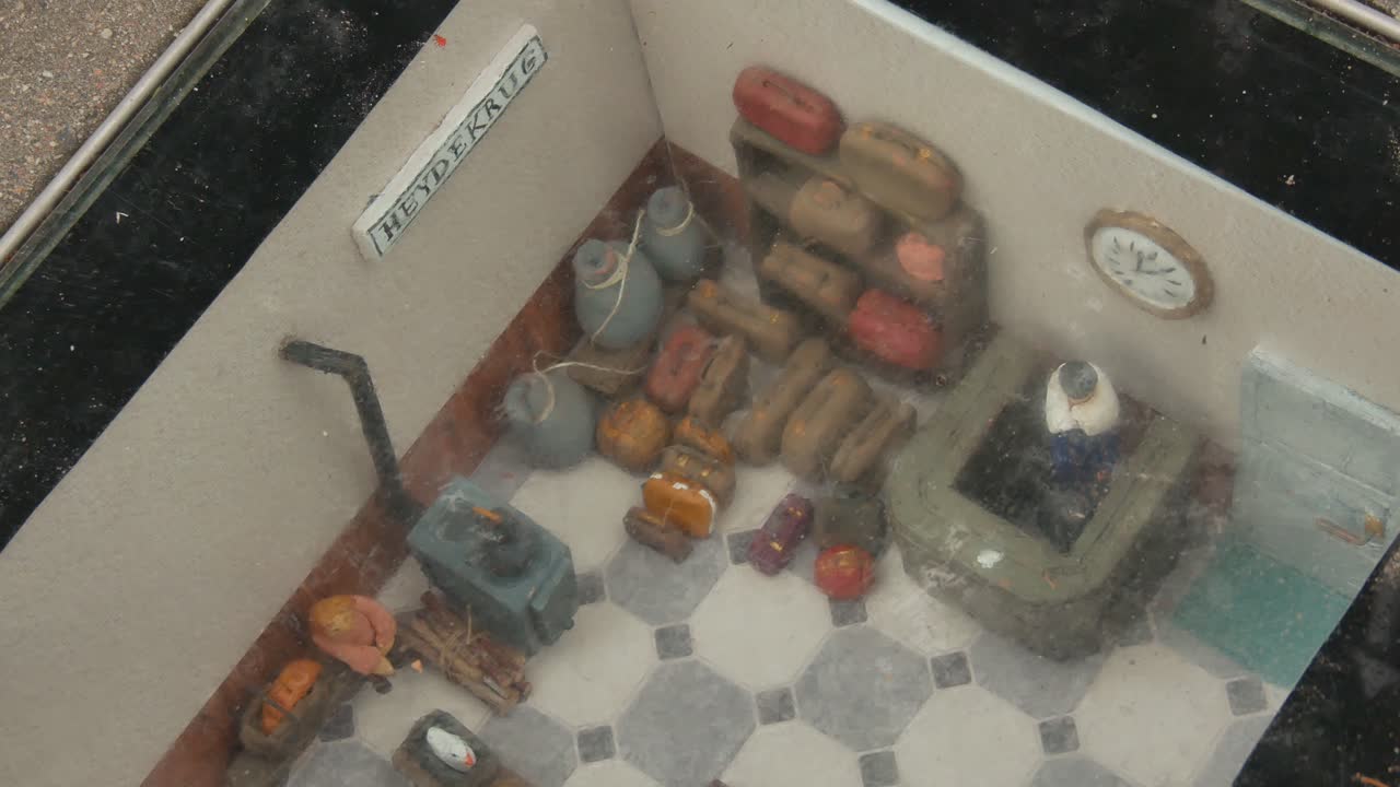 보행자 보도 경로의 포장 도로에 유리 아래 통합된 많은 여행 가방이 있는 축소된 공간