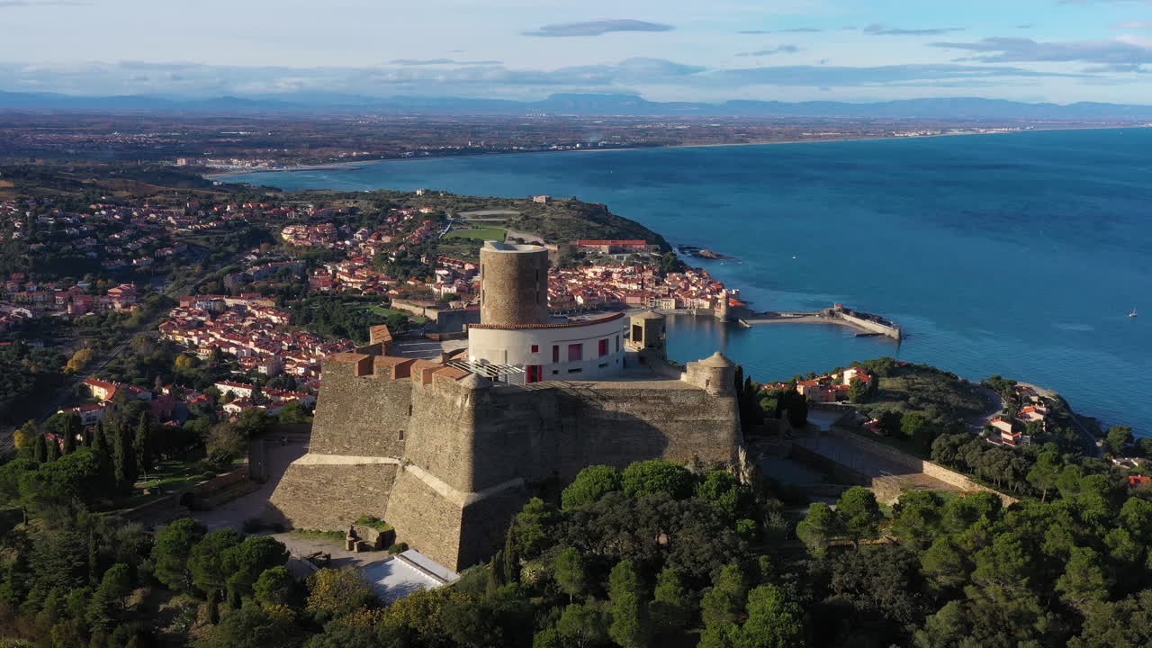 Veduta aerea in parallasse di Collioure e Forte Saint Elme, Francia, giornata di sole