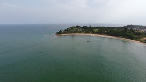 toma aérea de la costa y el horizonte de la bahía de las sirenas en el suroeste de áfrica costa de marfil de san pedro océano atlántico norte